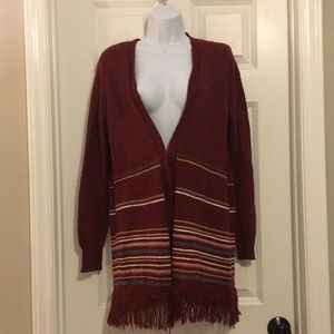 Women’s sweater with frayed bottom